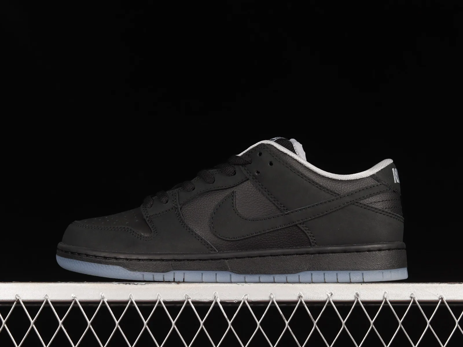 Nike SB Dunk Low Atlas 35MM Special Box W/ Accessories Black 504750-086