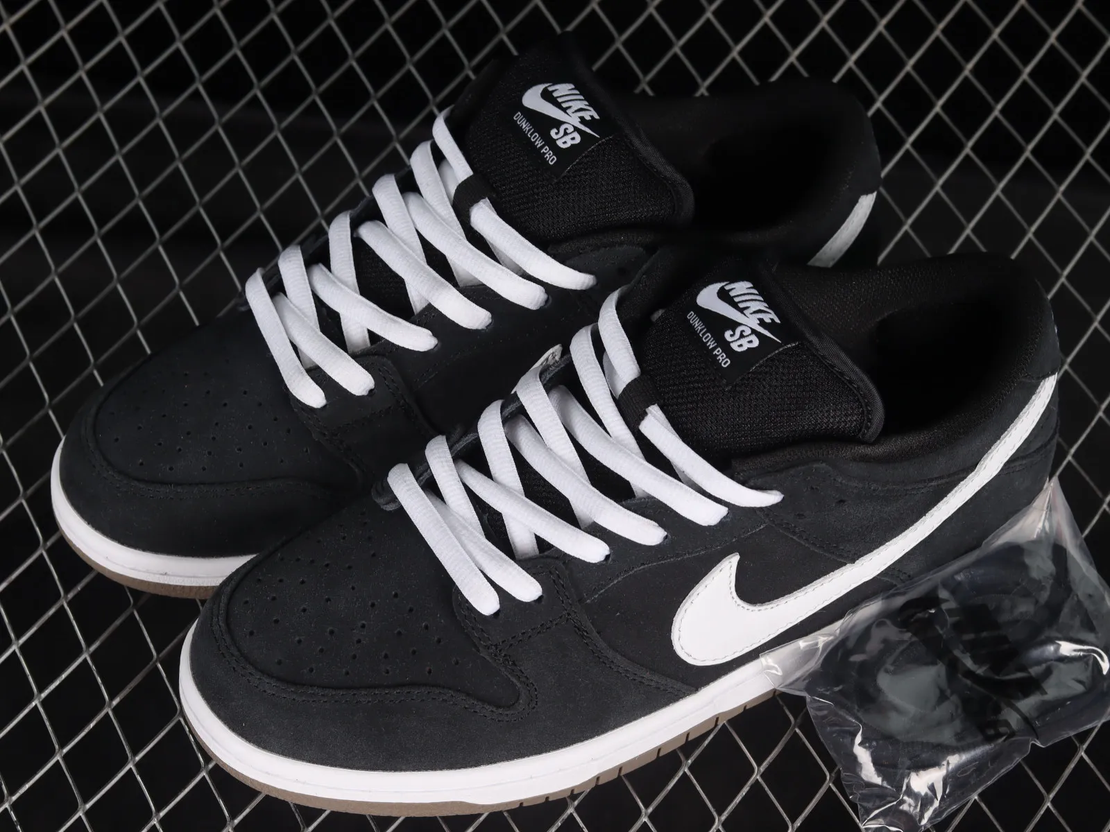 Nike SB Dunk Low Black White 304292-016