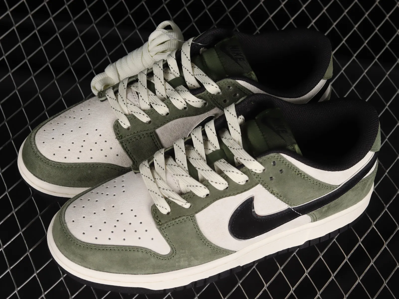 Otomo Katsuhiro x Nike SB Dunk Low Steamboy OST Olive Green Black FF0918-015